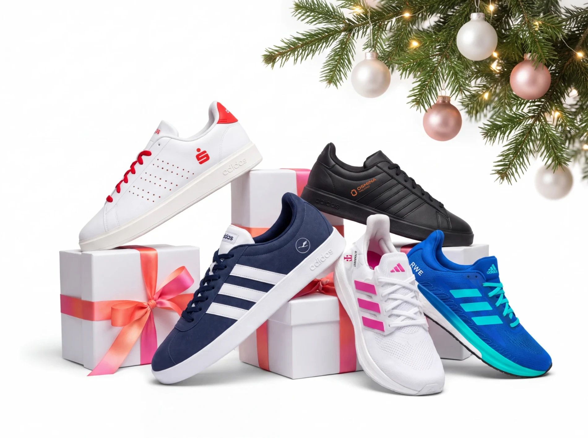 Fünf adidas Sneaker mit Firmenlogos auf weißen Geschenkboxen mit pinken Schleifen, darüber Tannenzweige mit Weihnachtskugeln